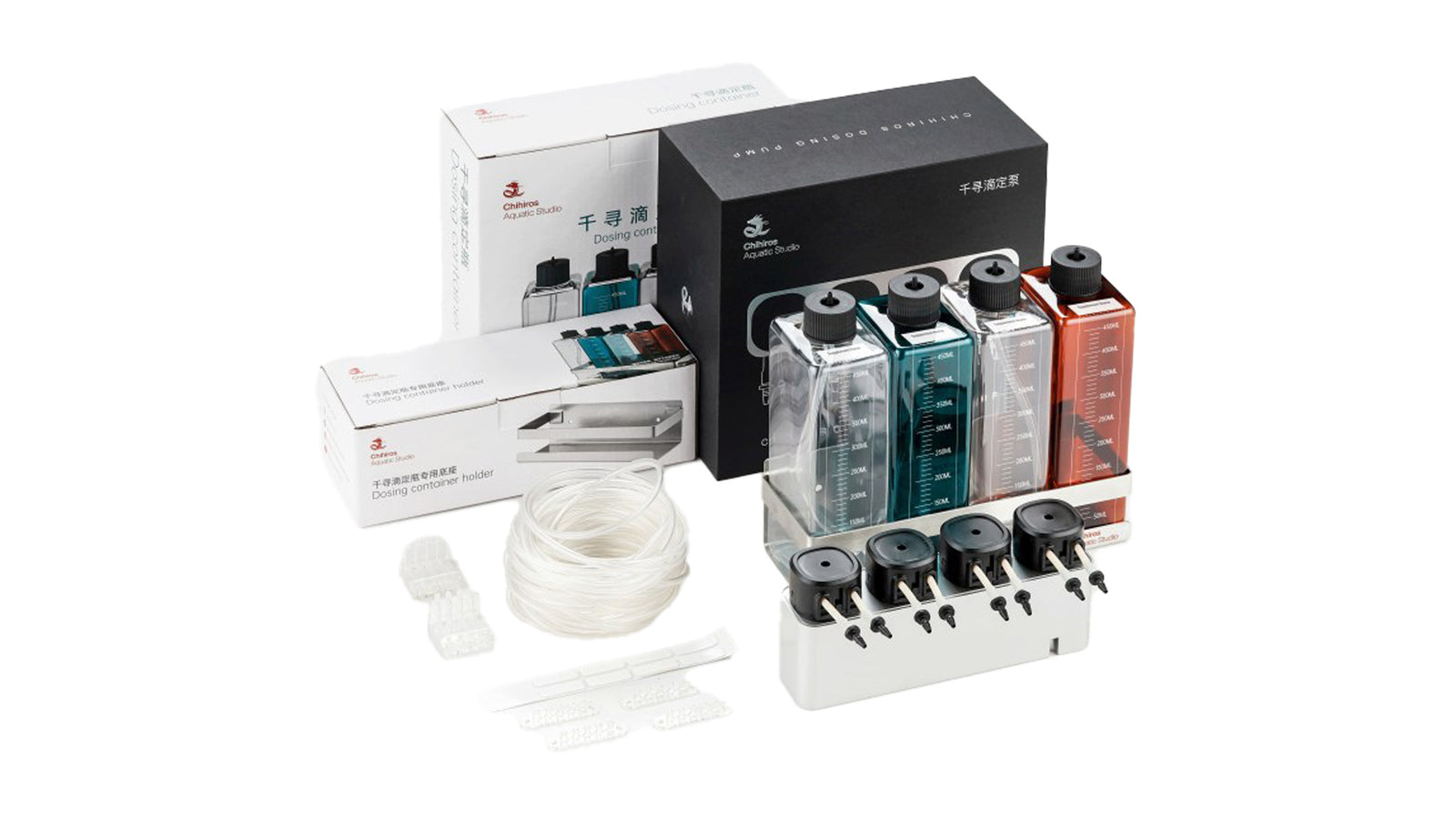 Chihiros Dosieranlage Komplettset neben Aquarium mit angeschlossenen Dosierschläuchen zur automatischen Flüssigdüngung für Aquascaping und Pflanzenaquarium