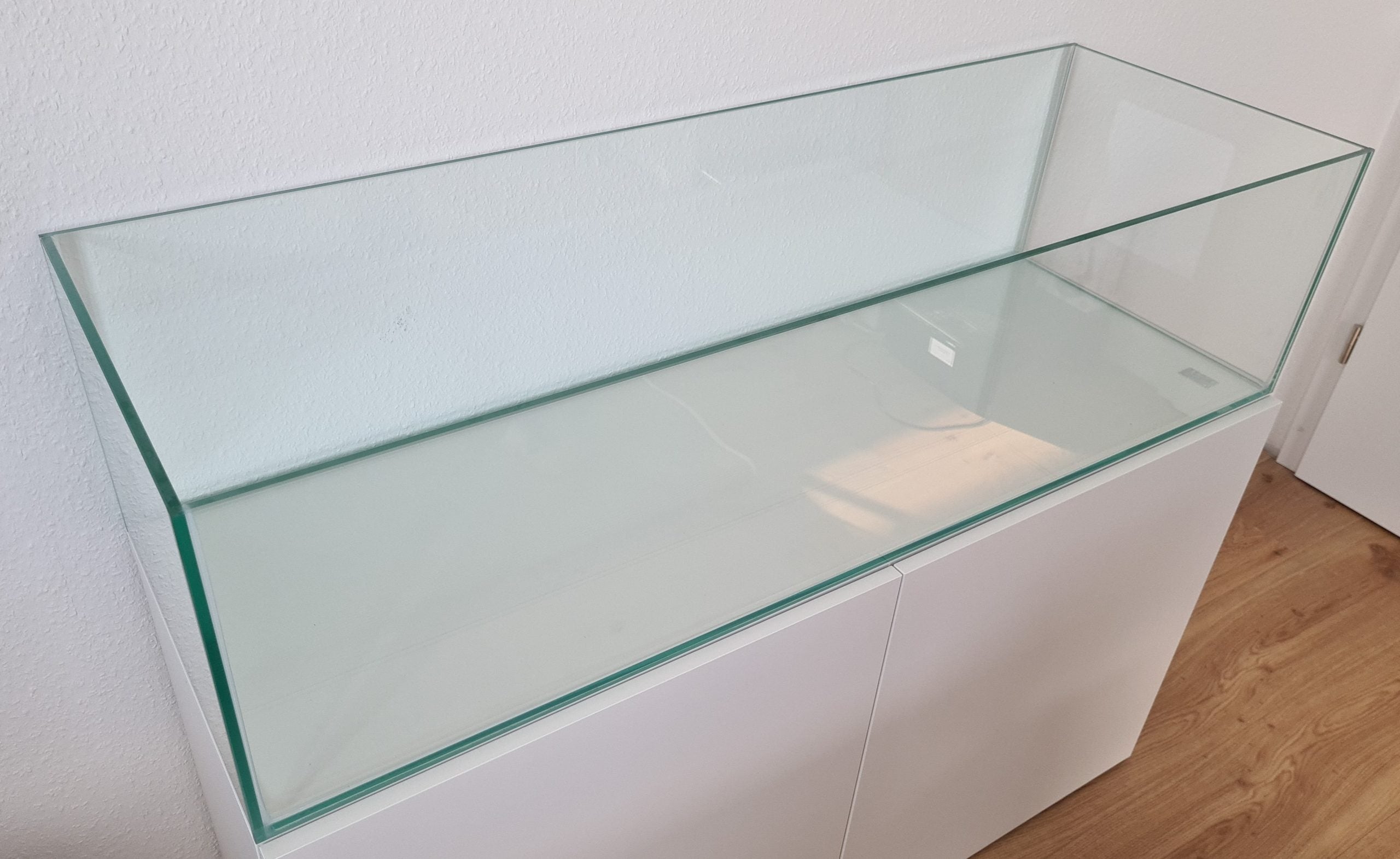 Glasklares Aquarium mit transparentem Silikon – 8mm Glas
