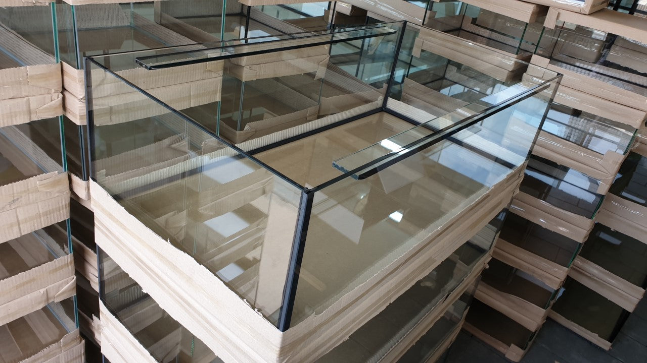 Aquarium 100x50x40cm – 200L Glasbecken mit schwarzen Silikonfugen
240L Aquarium 120x50x40cm mit schwarzem Silikon
