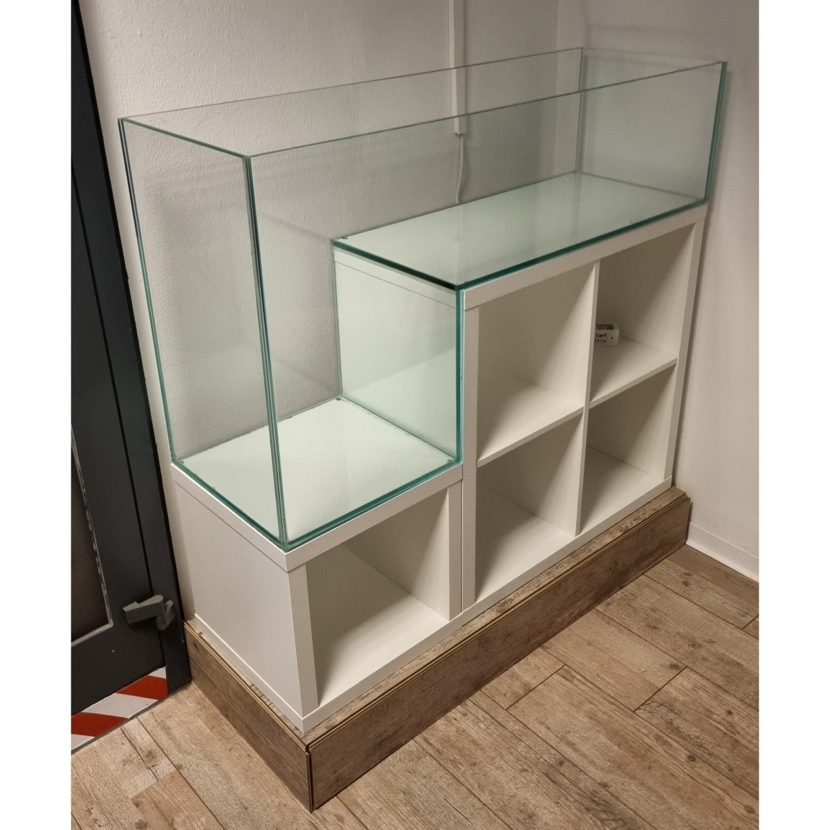 Aquarium mit kreativem Land- und Wasserbereich

