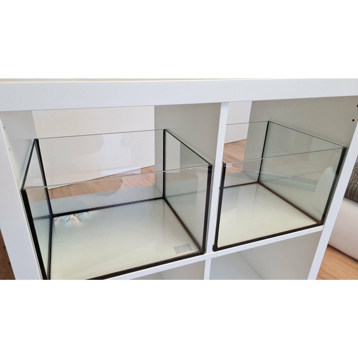 Aquarium 33x28x22cm (LxTxH) 20l für KALLAX-Regal - GarnelenTv-Shop
20L Aquarium 33x28x22cm mit hellem Silikon für IKEA KALLAX
