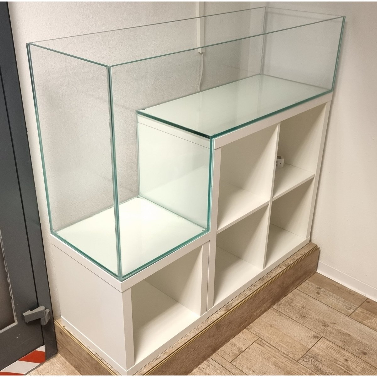 OptiWhite-Aquarium 117,5x39x65,5/30cm (LxTxH) DropOff 194l für IKEA Kallax - GarnelenTv-Shop
Aquarium 117,5x40x65,5cm – Modernes Design mit schwarzem Silikon


DropOff Aquarium 194 Liter aus Weißglas

