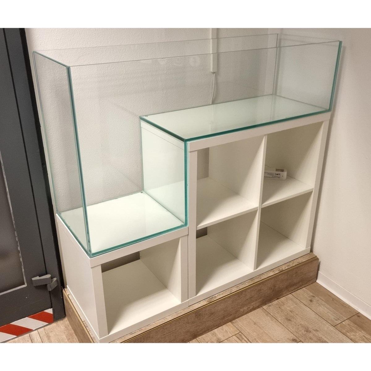 OptiWhite-Aquarium 117,5x39x65,5/30cm (LxTxH) DropOff 194l für IKEA Kallax - GarnelenTv-Shop
Aquarium 117,5x40x65,5cm – Modernes Design mit schwarzem Silikon


DropOff Aquarium 194 Liter aus Weißglas

