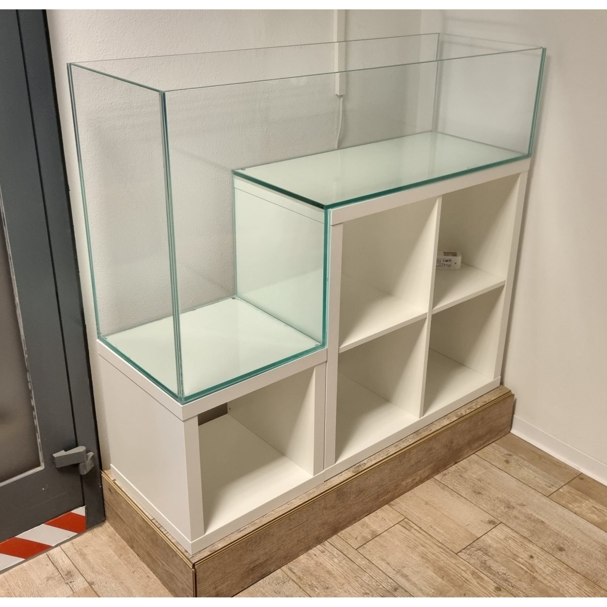 OptiWhite-Aquarium 117,5x39x65,5/30cm (LxTxH) DropOff 194l für IKEA Kallax - GarnelenTv-Shop
194L Glasbecken – Perfekt für Pflanzen &amp; Aquarienbewohner